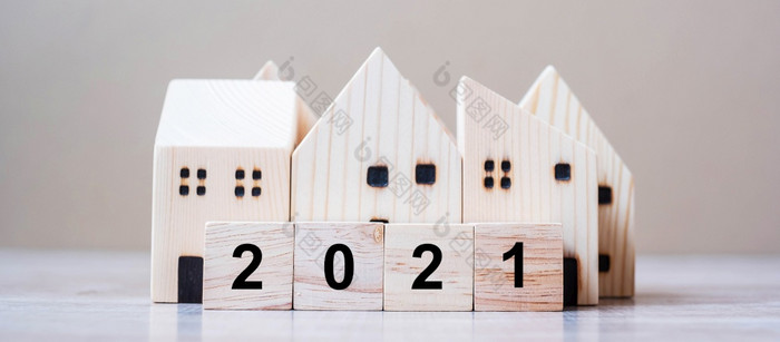 快乐新一年与房子模型表格木背景银行真正的房地产投资金融储蓄和新一年决议概念