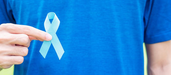 11月前列腺<strong>癌癌</strong>症意识月男人。蓝色的衬衫与手持有蓝色的丝带为支持人生活和疾病医疗保健国际但父亲和世界<strong>癌</strong>症一天概念