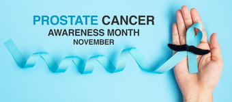 11月前列腺癌癌症意识月成人男人。持有光蓝色的丝带与胡子为支持人生活和疾病医疗保健国际但父亲和世界癌症一天概念