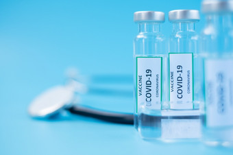 新冠病毒疫苗瓶注射针注射器和听诊器对冠状病毒感染医院实验室医疗健康疫苗接种和免疫接种概念