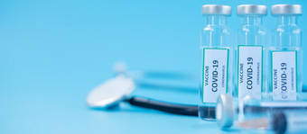 新冠病毒疫苗瓶注射针注射器和听诊器对冠状病毒感染医院实验室医疗健康疫苗接种和免疫接种概念