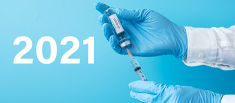 快乐新一年与新冠病毒疫苗瓶和注射针注射器对冠状病毒感染医院实验室医疗健康疫苗接种和免疫接种概念