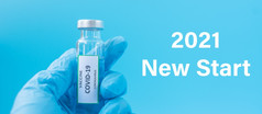 快乐新一年与新冠病毒疫苗瓶对冠状病毒感染手医生与腈手套医院实验室医疗健康疫苗接种和免疫接种概念
