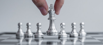 银国际象棋<strong>王</strong>数字站出从的人群棋盘背景策略领导业务团队合作不同的独特的和人类资<strong>源</strong>管理概念