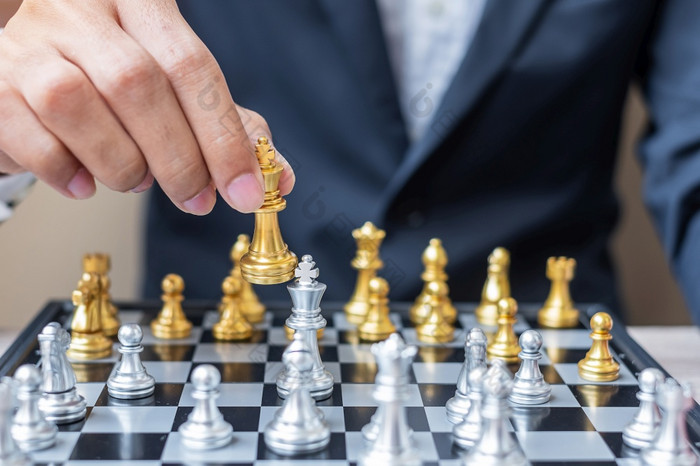 商人手移动黄金国际象棋王数字和使彻底失败活力对手在棋盘竞争策略成功管理业务规划中断和领导概念