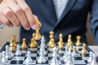 商人<strong>手</strong>移动黄金国际象棋王数字和使彻底失败活力对<strong>手</strong>在棋盘竞争策略成功管理业务规划中断和领导概念