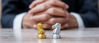 黄金和银国际象棋骑士马数字与商人经理背景策略冲突管理业务规划策略政治沟通和领袖概念