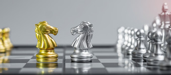 黄金和银国际象棋骑士马数字棋盘对对手敌人策略冲突管理业务规划策略政治沟通和领袖概念