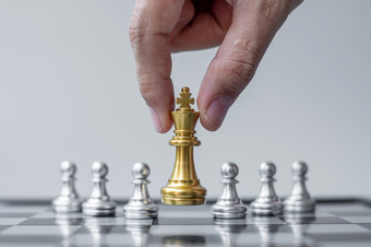 黄金国际象棋<strong>王</strong>数字站出从的人群棋盘背景策略领导业务团队合作不同的独特的和人类资<strong>源</strong>管理概念