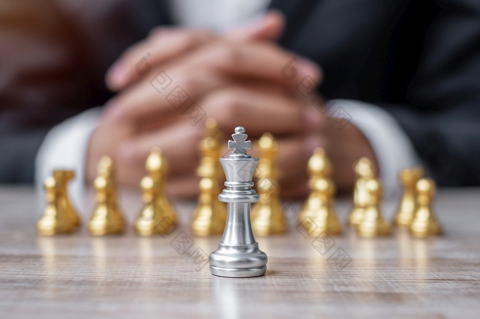 国际象棋王数字对棋盘对手与商人经理背景策略成功管理业务规划策略政治思考愿景和领导概念