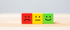 情感脸象征木多维数据集块服务评级排名客户审查满意度和反馈概念