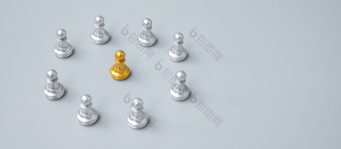 金国际象棋兵块领袖领袖商人与圆银但领导业务团队和团队合作概念
