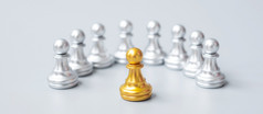 金国际象棋兵块领袖商人站出人群人银但领导业务团队团队合作和人类资源管理概念