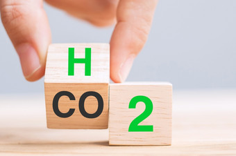 手翻转木多维数据集块与碳二氧化物改变氢文本表格背景免费的碳替代能源和全球气候改变概念