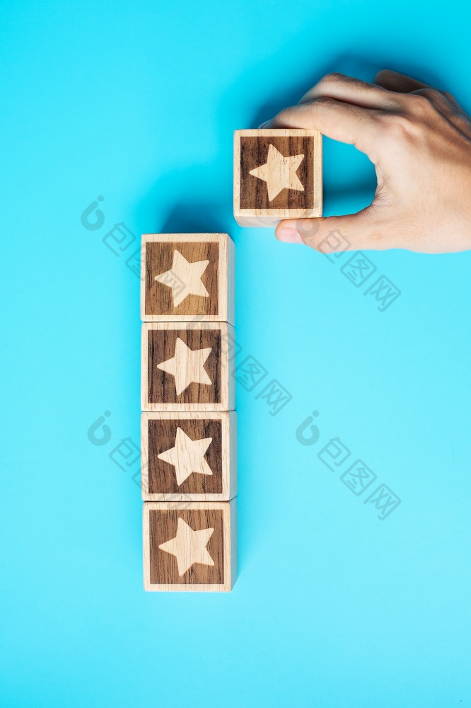 手持有明星块蓝色的背景客户选择评级为用户评论服务评级排名客户审查满意度评价和反馈概念