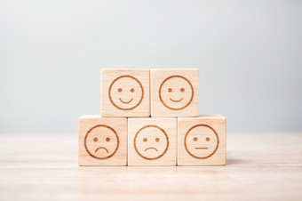 情感脸象征木块服务评级排名客户审查<strong>满意度</strong>评价和反馈概念