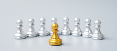 金国际象棋兵块领袖商人站出人群人银但领导业务团队团队合作和人类资源管理概念