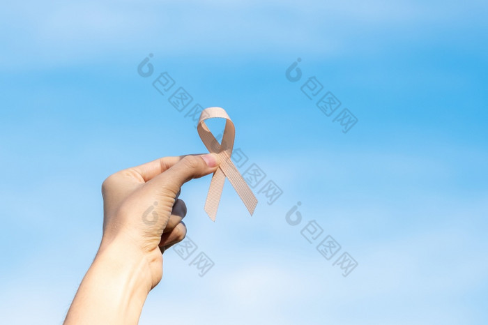 9月子宫癌症意识月女人手持有桃子丝带为支持人生活和疾病医疗保健和世界癌症一天概念