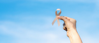 9月子宫癌症意识月女人手持有桃子丝带为支持人生活和<strong>疾病</strong>医疗保健和<strong>世界</strong>癌症一天概念