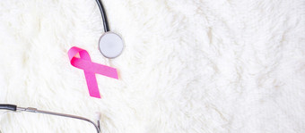 乳房癌症意识粉红色的丝带与<strong>听诊器</strong>白色背景为支持人<strong>生活</strong>和疾病女人医疗保健和世界癌症一天概念