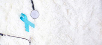 11月前列腺癌癌症意识光蓝色的丝带与听诊器为支持人生活和疾病糖尿病一天国际但和世界癌症一天概念