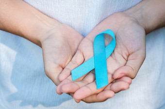 11月前列腺癌<strong>癌症</strong>意识月女人持有蓝色的丝带为支持人生活和疾病医疗保健国际但父亲<strong>世界癌症</strong>一天和<strong>世界</strong>糖尿病一天概念
