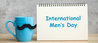 国际但一天与纸记事本蓝色的咖啡杯茶杯子和黑色的胡子装饰表格快乐父亲一天和庆祝活动概念