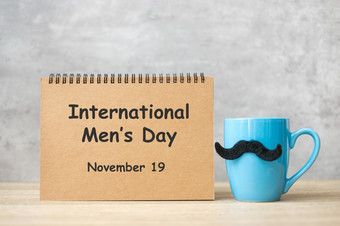 国际但一天与纸记事本蓝色的咖啡杯茶杯子和黑色的胡子装饰表格快乐父亲一天和庆祝活动概念