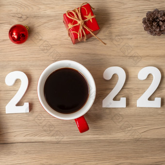 快乐新一年与咖啡杯和圣诞节装饰木表格背景新开始决议倒计时目标计划行动和任务概念