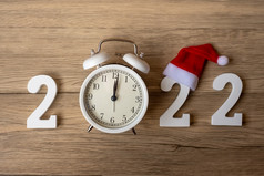快乐新一年与复古的报警时钟和木数量快乐圣诞节新开始决议倒计时目标计划行动和任务概念