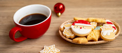 快乐圣诞节与自制的饼干和咖啡杯木表格背景圣诞节夏娃聚会，派对假期和快乐新一年概念