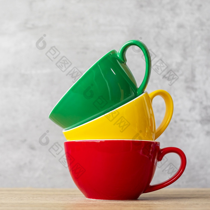 堆栈色彩斑斓的咖啡杯墙背景咖啡馆绿色黄色的和红色的颜色陶瓷杯子表格首页国际咖啡一天概念