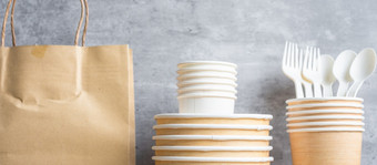 生态友好的食物包装表格背景自然容器杯板勺子和叉零浪费污染地球一天免费的塑料世界环境一天概念