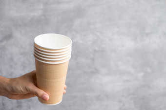 生态友好的食物包装外卖咖啡杯手持有自然容器为零浪费污染地球一天免费的塑料世界环境一天概念