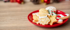快乐圣诞节与自制的饼干木表格背景圣诞节聚会，派对假期和快乐新一年概念