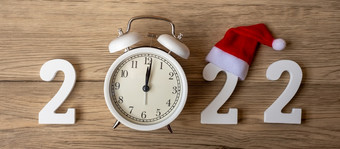 快乐新一年与复古的报警时钟和木数量快乐圣诞节新开始决议倒计时目标计划行动和任务概念