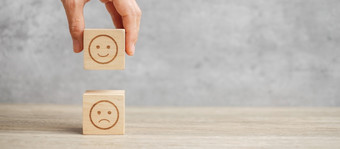 手持有微笑脸块客户选择表情符号为用户评论服务评级排名客户审查满意度情绪精神健康和反馈概念
