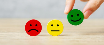 手持有情感脸块客户选择表情符号为用户评论服务评级排名客户审查满意度情绪评价和反馈概念