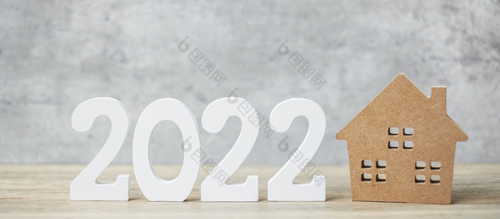 快乐新一年与房子模型表格银行真正的房地产投资金融储蓄和新一年决议概念