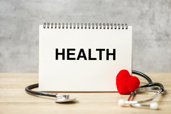 健康词笔记本和听诊器表格医疗保健保险健康和医疗概念