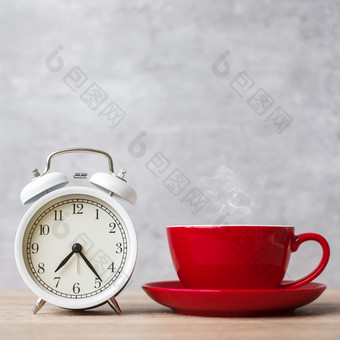 热表示咖啡和古董时钟<strong>表格</strong>红色的咖啡杯咖啡馆首页的早....<strong>活动</strong>每天例程早....锻炼和工作生活平衡概念