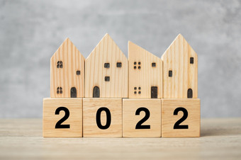 快乐新一年与房子模型表格银行真正的房地产投资金融储蓄和新一年决议概念
