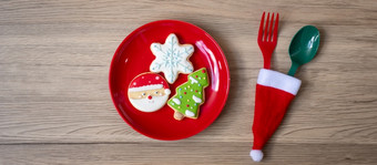 快乐圣诞节与自制的饼<strong>干叉</strong>和勺子木表格背景圣诞节聚会，派对和快乐新一年概念