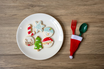 快乐圣诞节与自制的饼干叉和勺子木表格背景圣诞节聚会，派对和快乐新一年概念