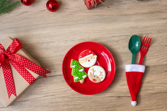 快乐圣诞节与自制的饼干叉和勺子木表格背景圣诞节聚会，派对和快乐新一年概念