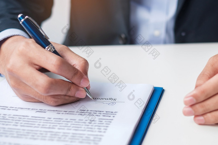 男人。签署合同文档后阅读男人。持有笔和批准业务报告合同协议法律和交易概念