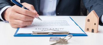 男人。签署首页合同文档合同协议真正的房地产买和出售和保险概念