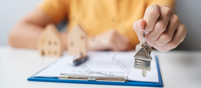 女人持有首页关键在签署首页合同文档合同协议真正的房地产买和出售和保险概念