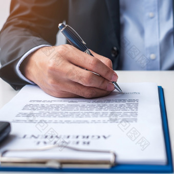 商人签署合同文档租赁合同保险和合同协议概念