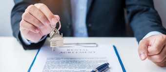 男人。持有首页关键在签署首页合同文档合同协议真正的房地产买和出售和保险概念